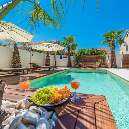 Apartment Villa Antisin With Heated Pool *