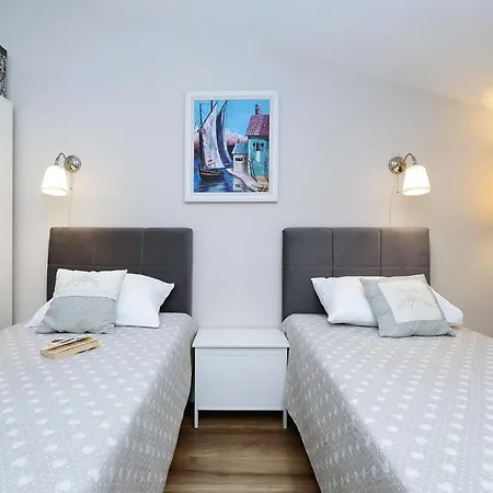 Antisin With Heated Pool Apartamento Zadar