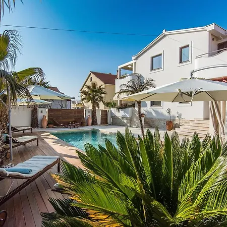 Villa Antisin With Heated Pool Apartment