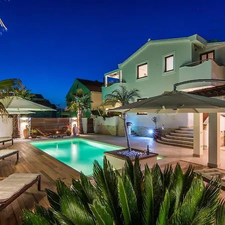 Villa Antisin With Heated Pool Apartment *