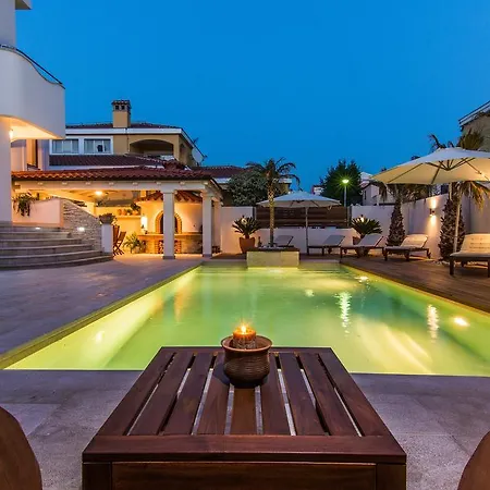 Apartment Villa Antisin With Heated Pool