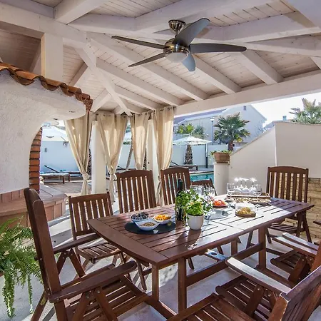 Villa Antisin With Heated Pool Apartment