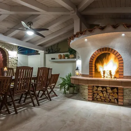 Antisin With Heated Pool