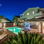 Villa Antisin II アパート *