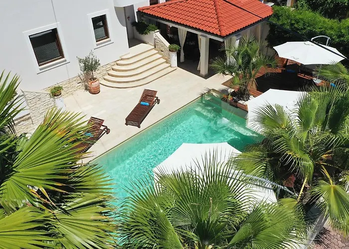 Antisin With Heated Pool Appartement Zadar