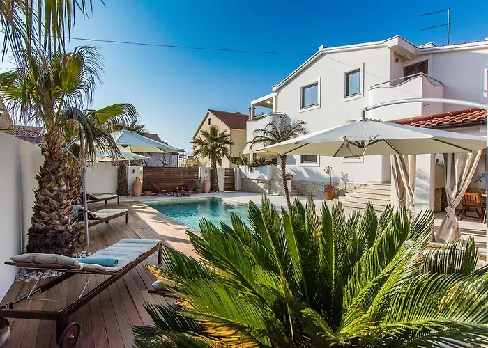 Antisin With Heated Pool Appartement