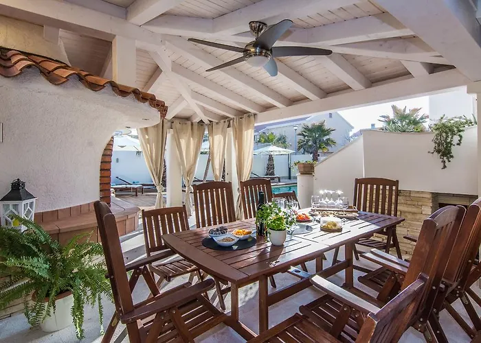 Antisin With Heated Pool Appartement